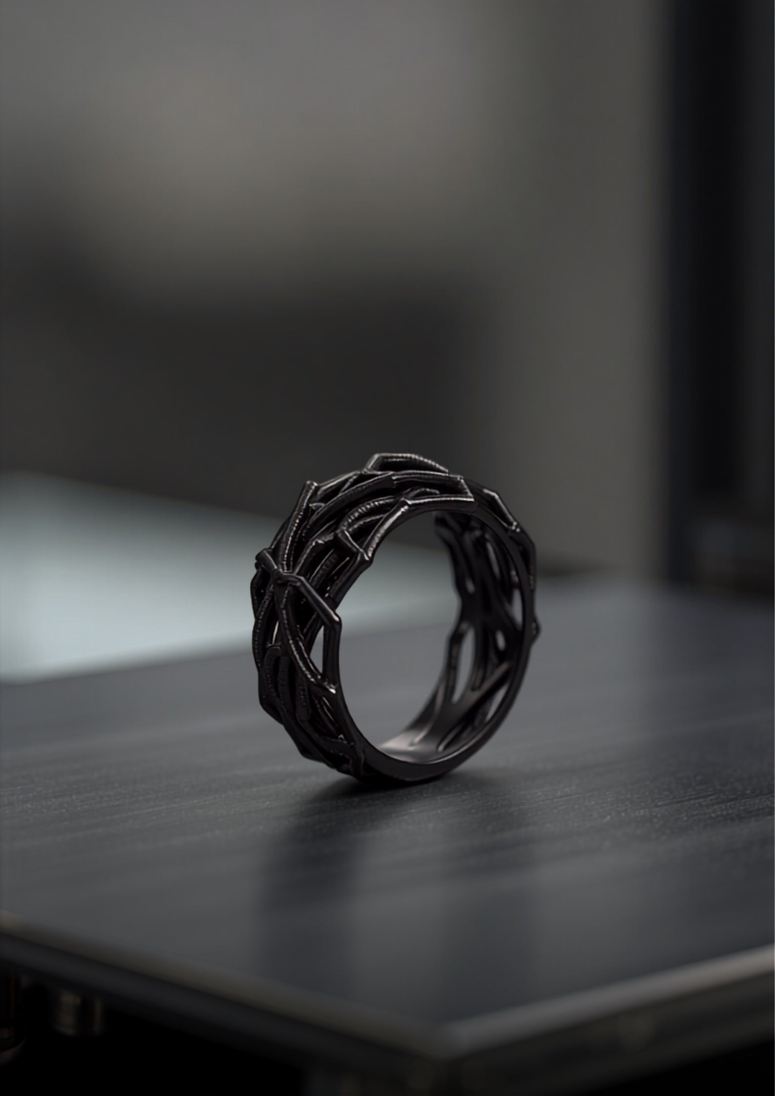 Anel de alta joalheria com design orgânico impresso em resina 3D
